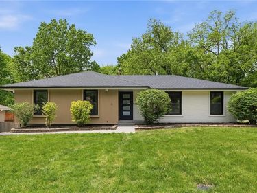 6832 NW Pleasant View Drive, Parkville, MO 64152