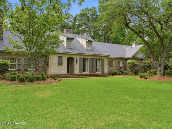 112 Heatherwood Drive, Hattiesburg, MS 39402