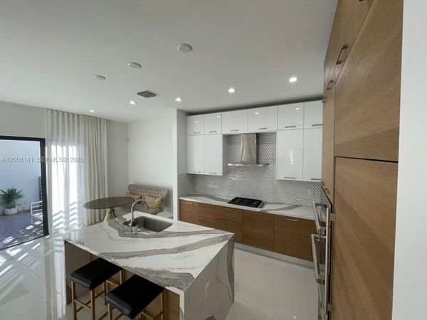 8283 NW 44th St , Doral, FL 33166