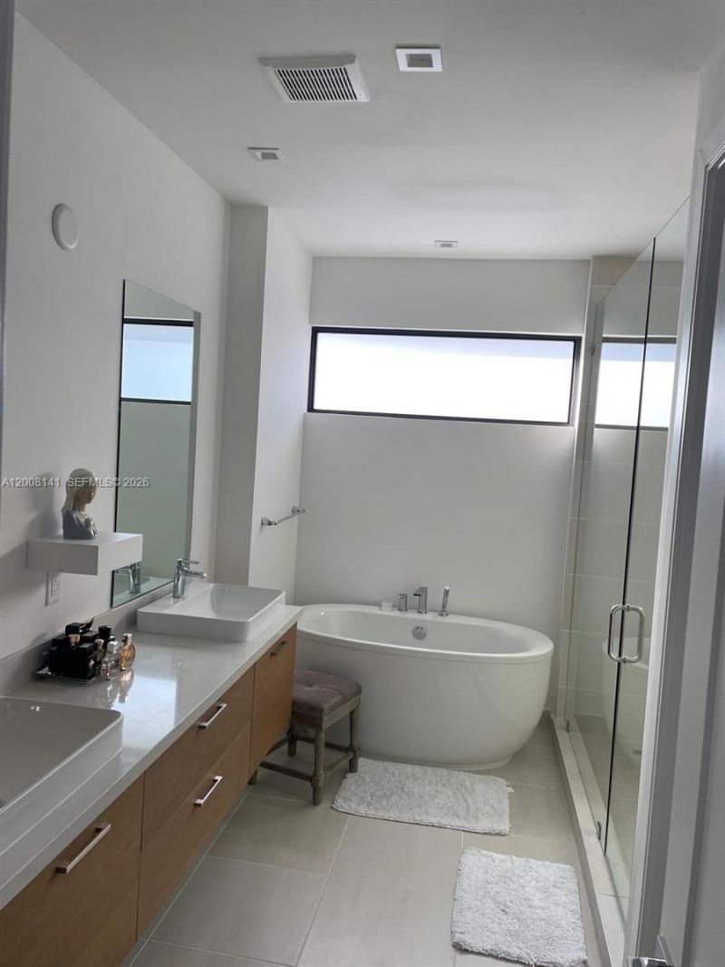 8283 NW 44th St , Doral, FL 33166 Photo