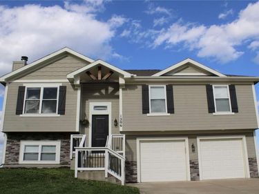 1206 Viola Street, Smithville, MO 64089