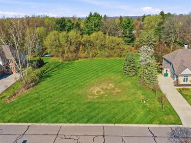 4672 Woodland Hills Drive , Oakland Twp, MI 48306
