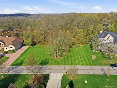 4710 Woodland Hills Drive , Oakland Twp, MI 48306