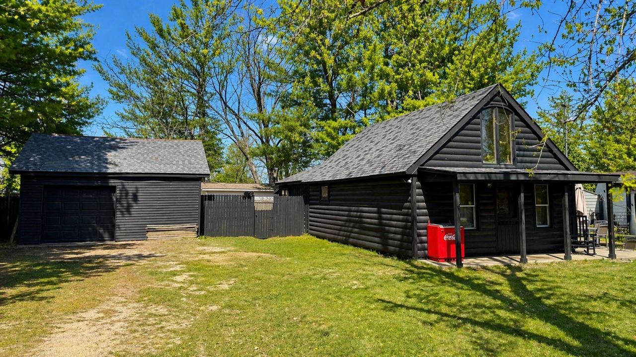 204 Beech Street, Houghton Lake, MI 48629 Main Photo