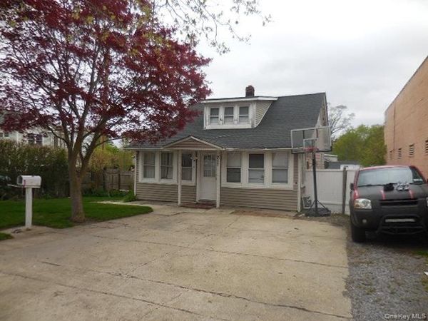 211 Lowndes Avenue , Huntington Station, NY 11746