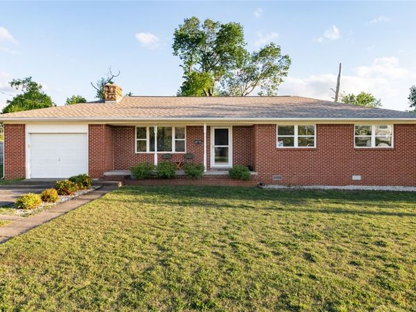 911 NW 10th Street , Bentonville, AR 72712