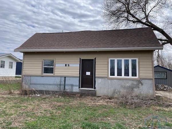 96 South Street, Akron, IA 51001