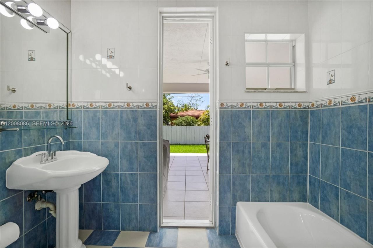 2850 NW 5th St , Miami, FL 33125 Photo