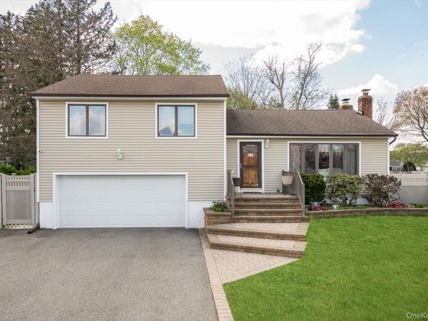 29 Audley Circle, Plainview, NY 11803