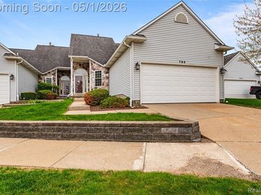 766 Challenging Trail, South Lyon, MI 48178