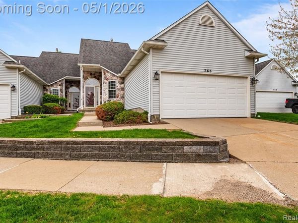 766 Challenging Trail, South Lyon, MI 48178