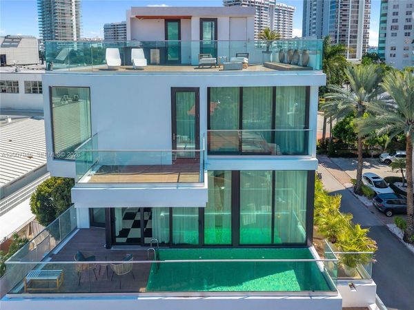11 Century Ln , Miami Beach, FL 33139