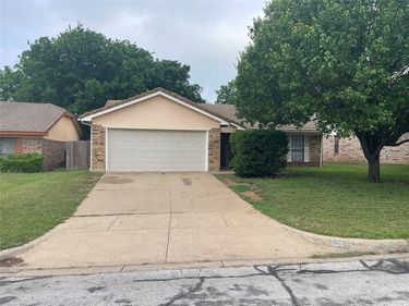 7420 Meadow Creek Drive, Fort Worth, TX 76133