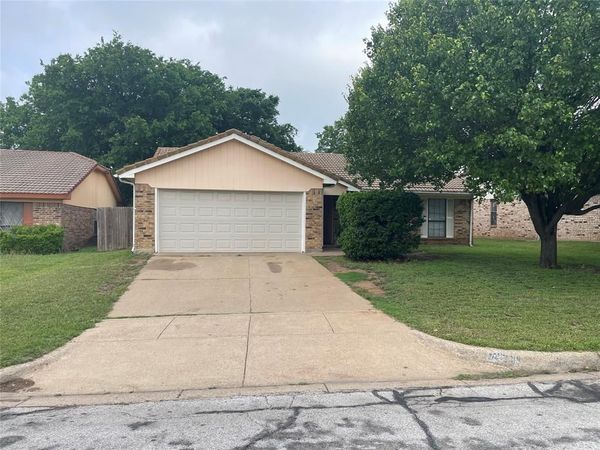 7420 Meadow Creek Drive, Fort Worth, TX 76133
