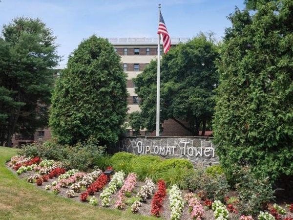 100 Diplomat Drive , Unit 7J, Mount Kisco, NY 10549