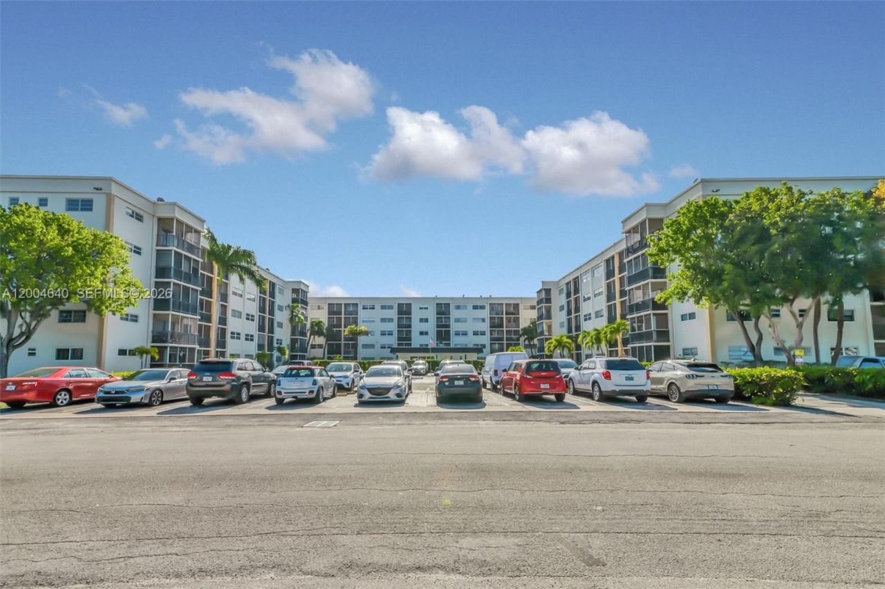 220 SW 9th Ave, Unit 501, Hallandale Beach, FL 33009 Photo