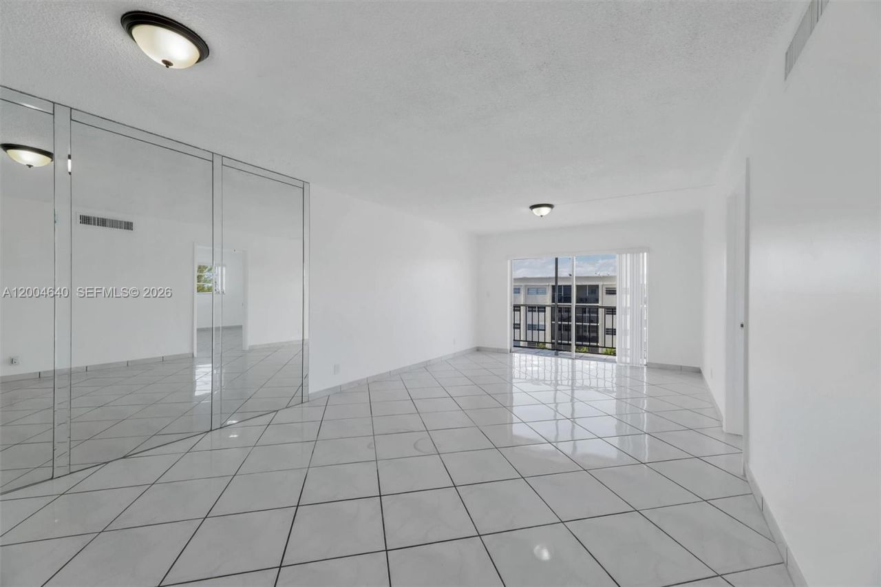 220 SW 9th Ave, Unit 501, Hallandale Beach, FL 33009 Photo