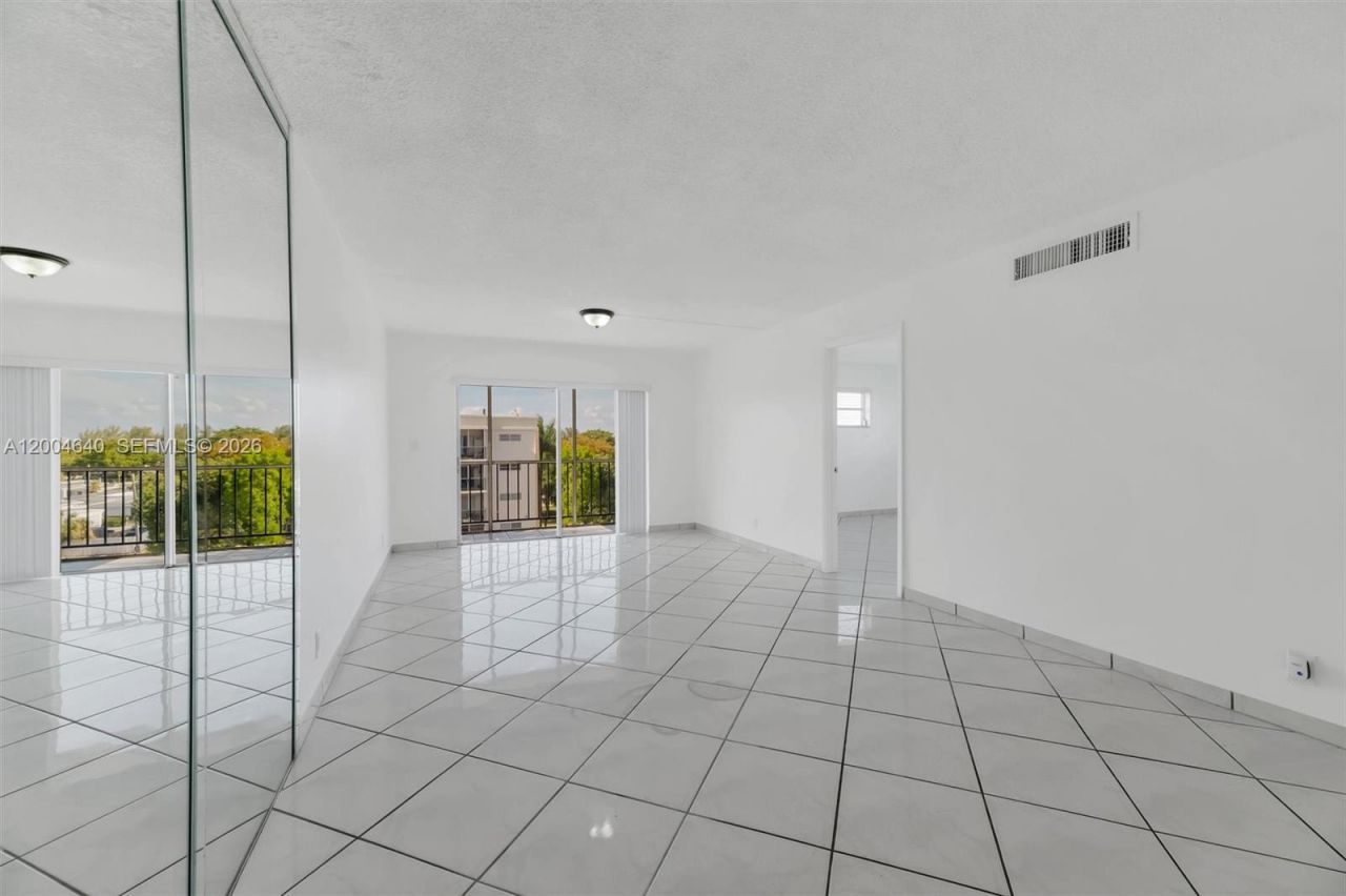 220 SW 9th Ave, Unit 501, Hallandale Beach, FL 33009 Photo