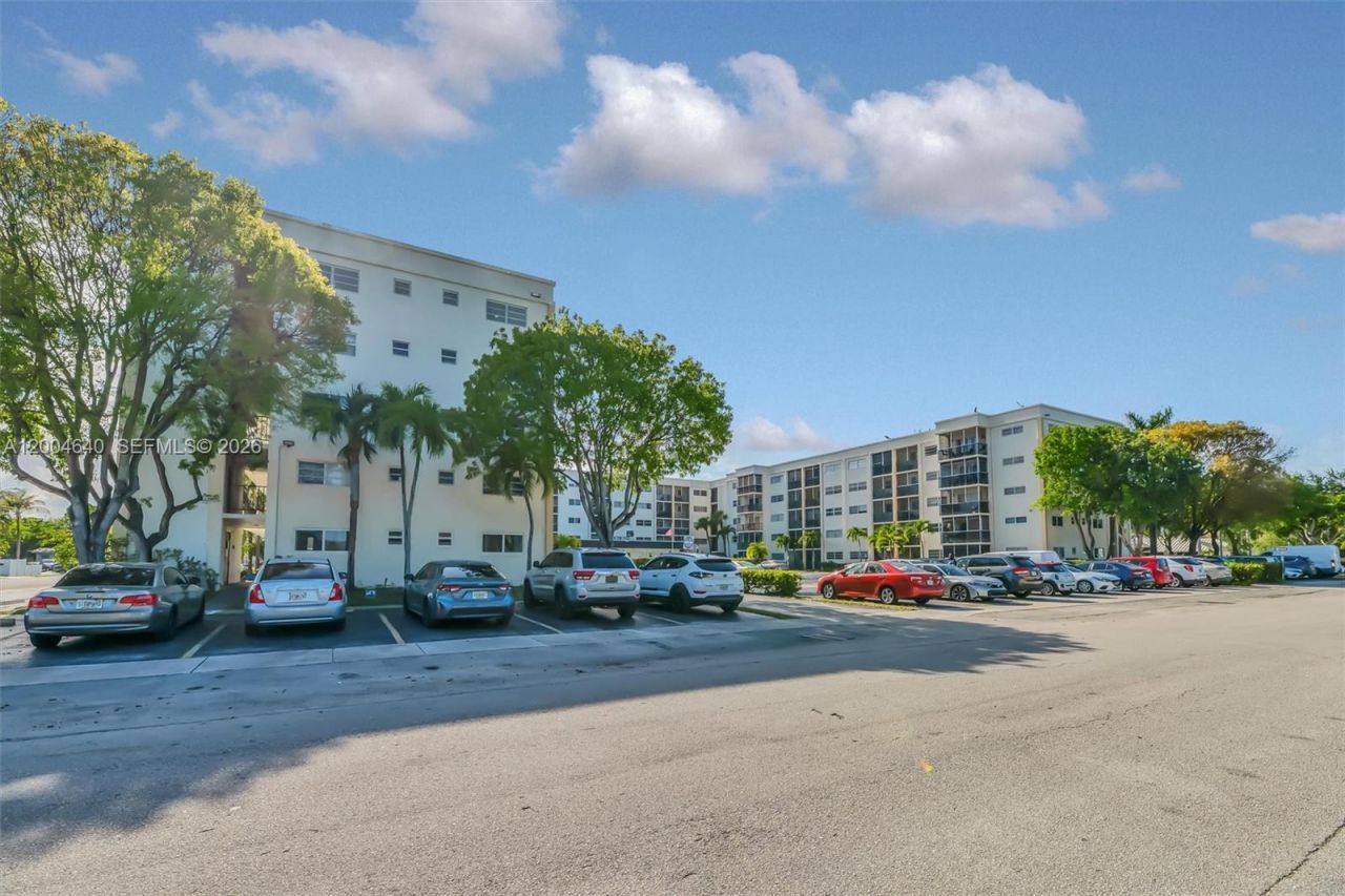 220 SW 9th Ave, Unit 501, Hallandale Beach, FL 33009 Photo