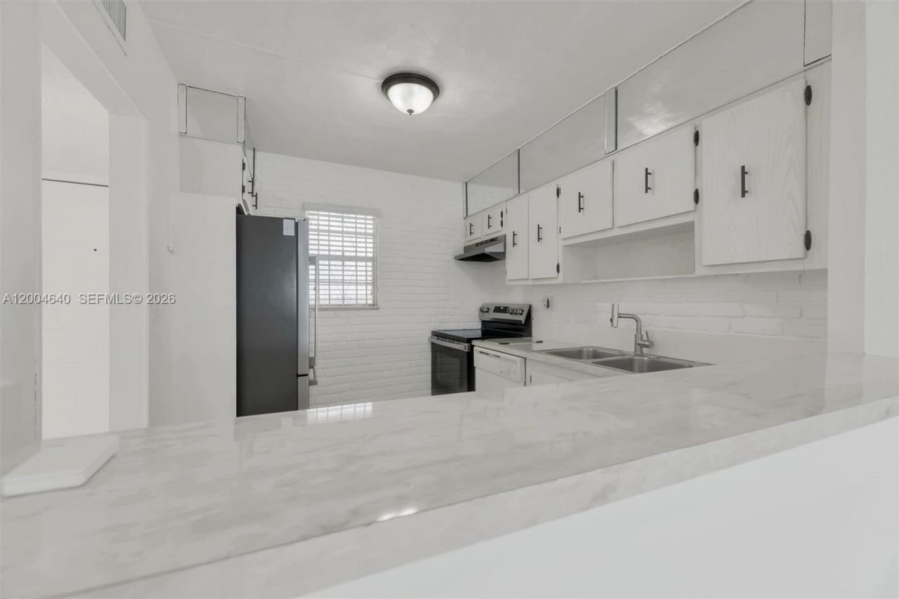 220 SW 9th Ave, Unit 501, Hallandale Beach, FL 33009 Photo