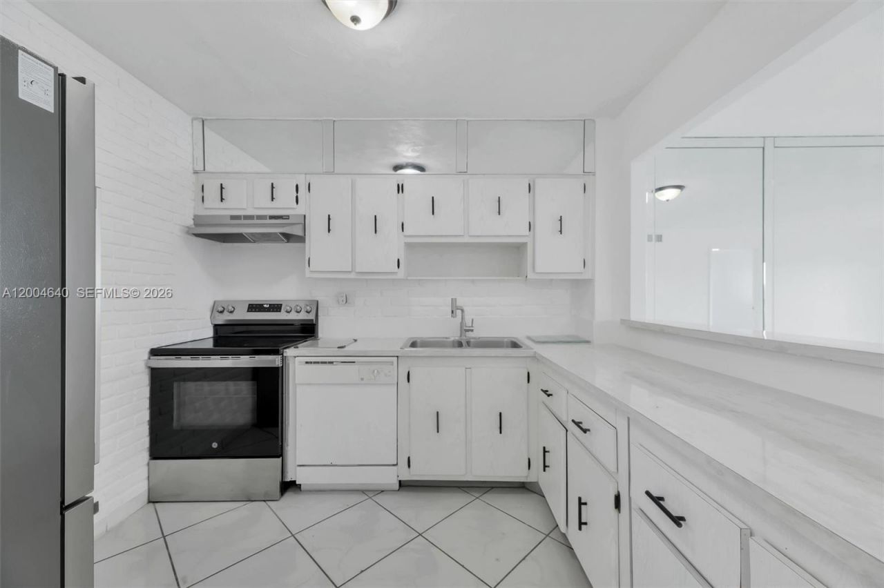 220 SW 9th Ave, Unit 501, Hallandale Beach, FL 33009 Photo