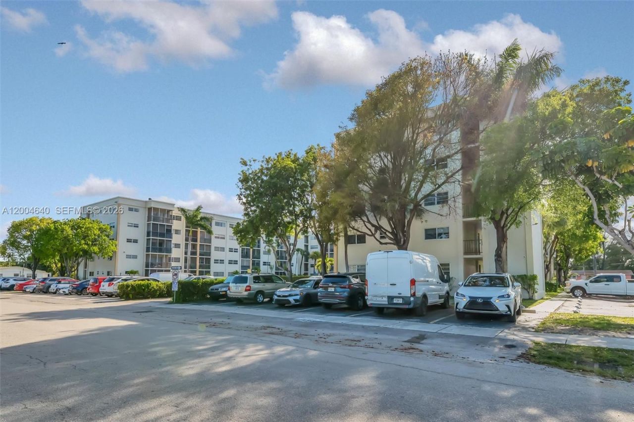 220 SW 9th Ave, Unit 501, Hallandale Beach, FL 33009 Photo