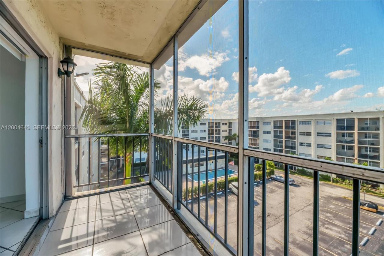 220 SW 9th Ave, Unit 501, Hallandale Beach, FL 33009 Photo