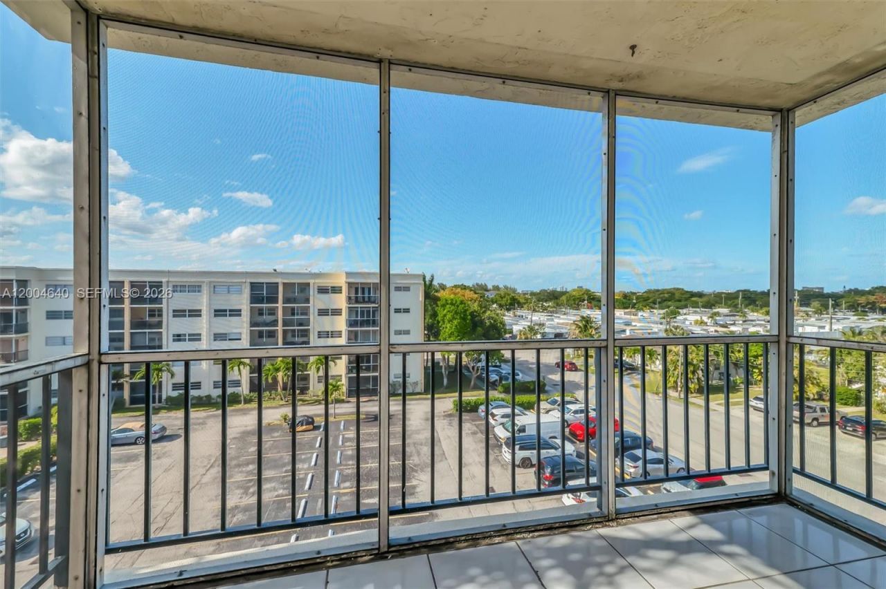 220 SW 9th Ave, Unit 501, Hallandale Beach, FL 33009 Photo