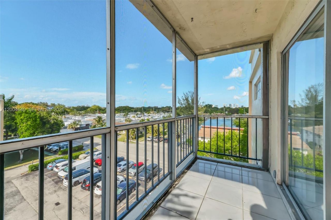 220 SW 9th Ave, Unit 501, Hallandale Beach, FL 33009 Photo