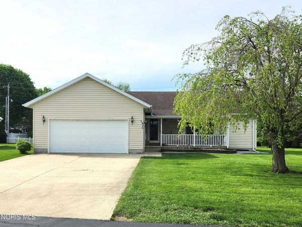 825 Oak Ridge Drive , Fostoria, OH 44830