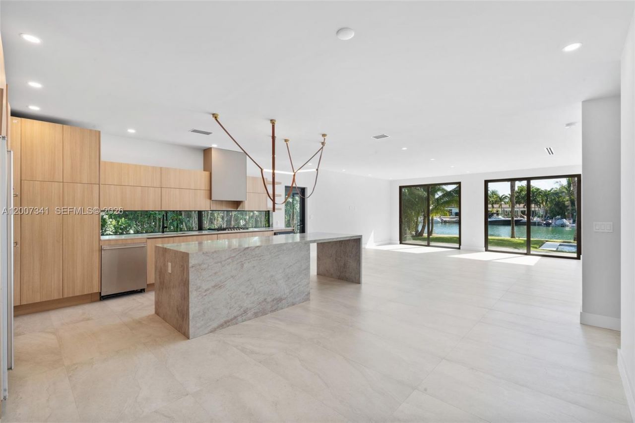 550 S Shore Dr , Miami Beach, FL 33141 Photo