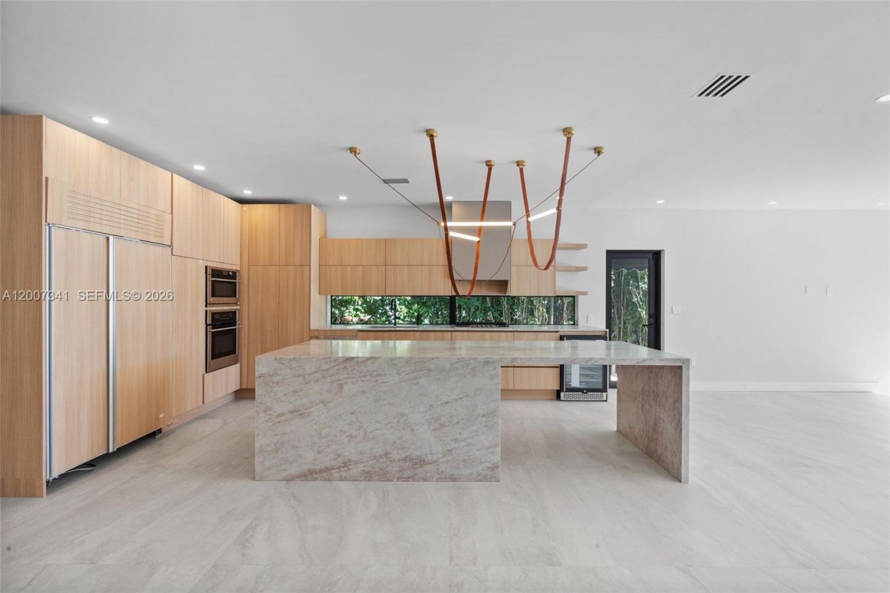 550 S Shore Dr , Miami Beach, FL 33141 Photo