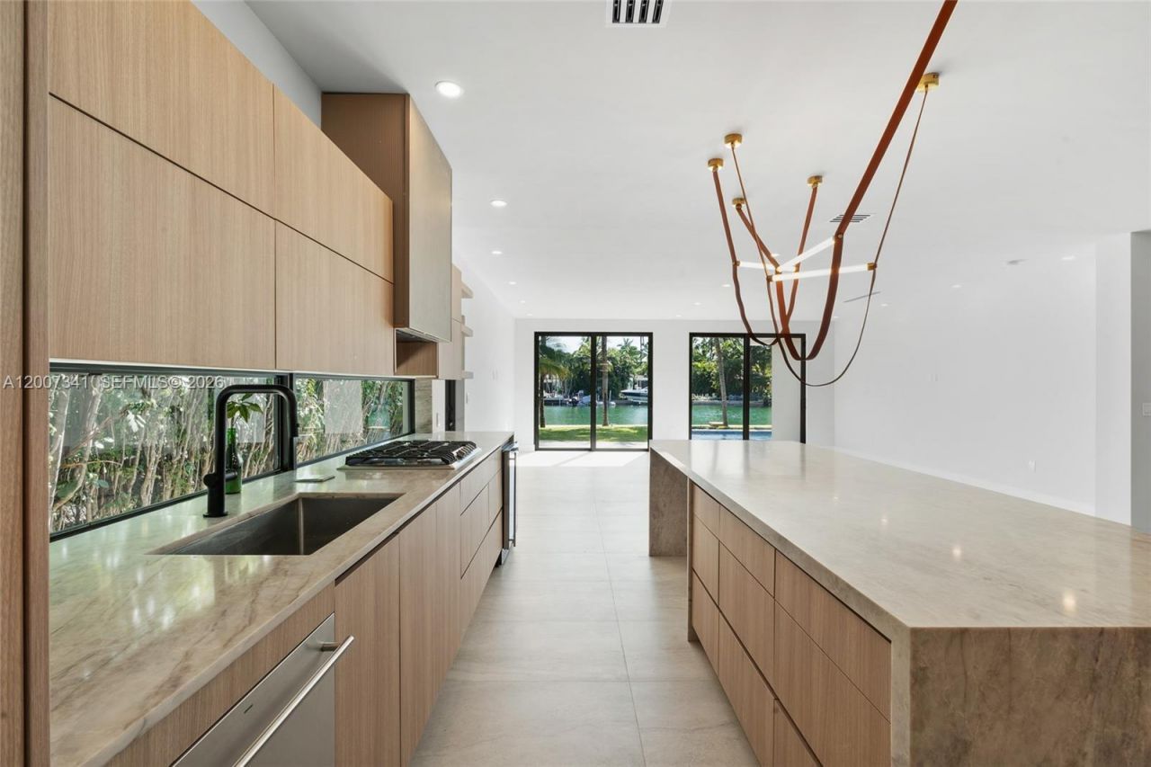 550 S Shore Dr , Miami Beach, FL 33141 Photo