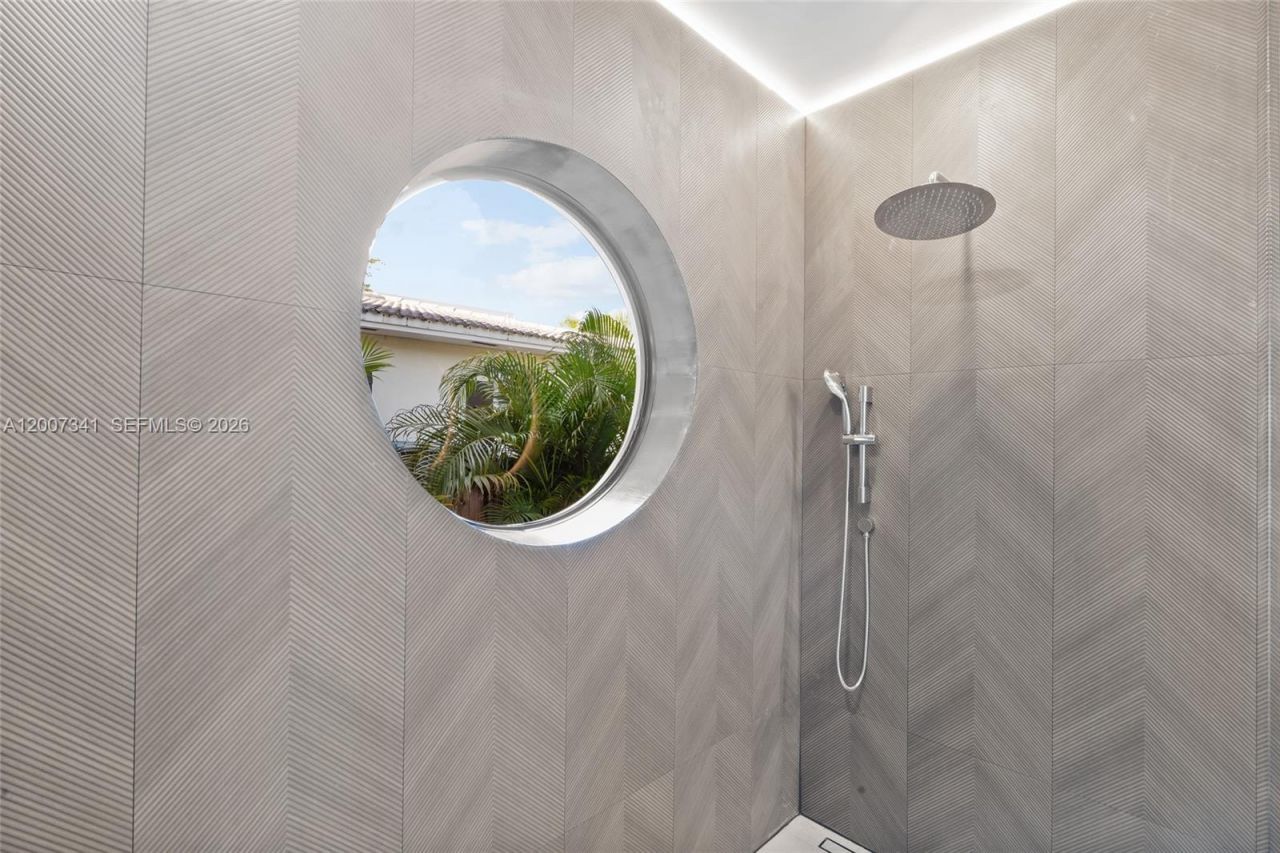 550 S Shore Dr , Miami Beach, FL 33141 Photo