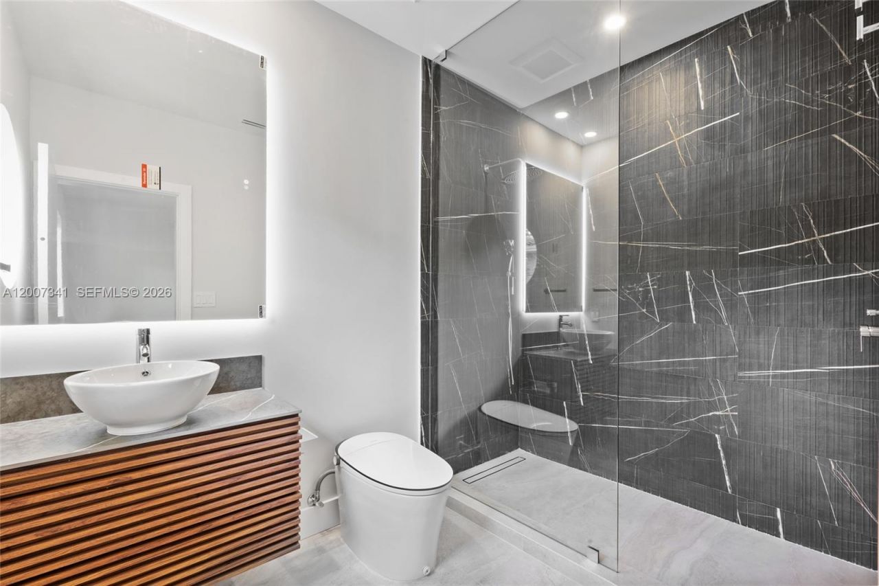 550 S Shore Dr , Miami Beach, FL 33141 Photo