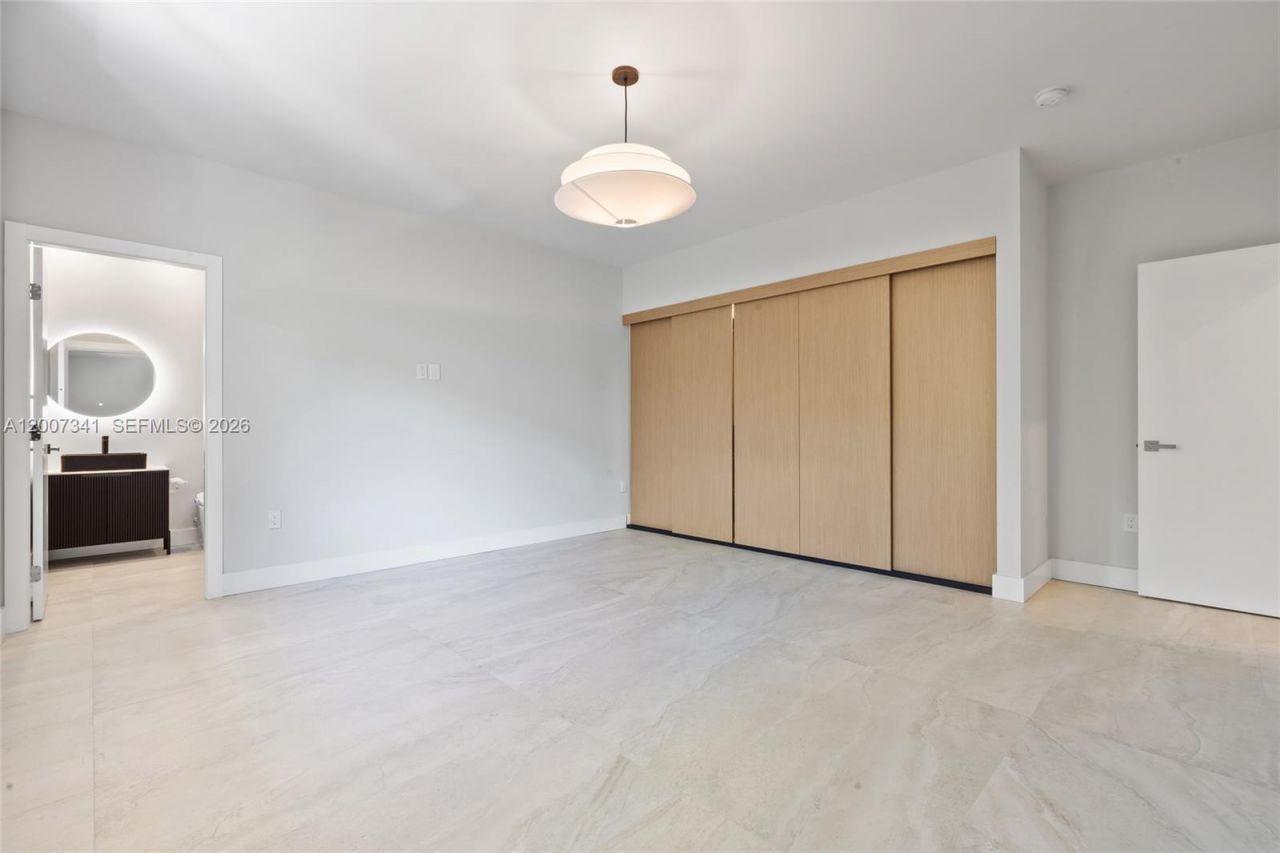 550 S Shore Dr , Miami Beach, FL 33141 Photo