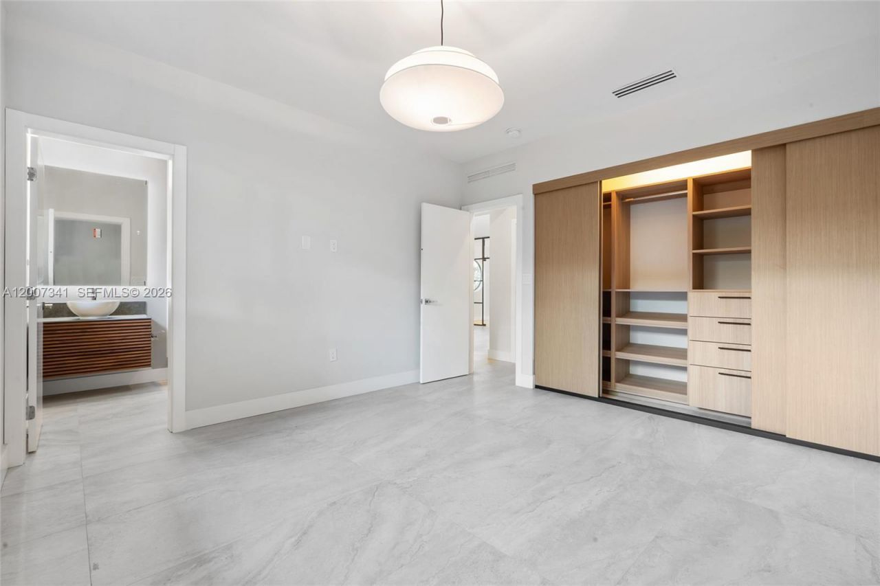 550 S Shore Dr , Miami Beach, FL 33141 Photo