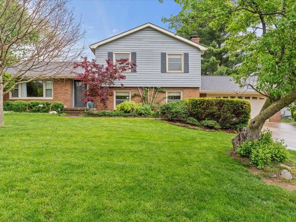 208 S Meadowhill Lane , Mahomet, IL 61853