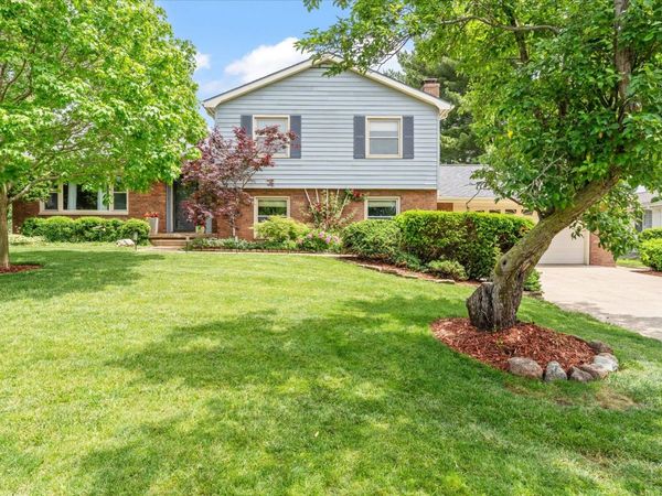 208 S Meadowhill Lane, Mahomet, IL 61853