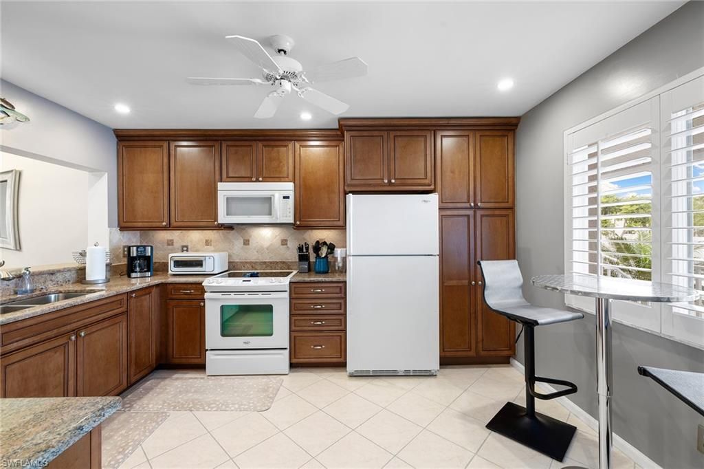 6900 Dennis Cir, Unit J-205, Naples, FL 34104 Photo