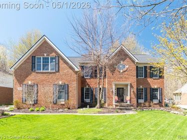 25599 Hillsdale Drive, Novi, MI 48374