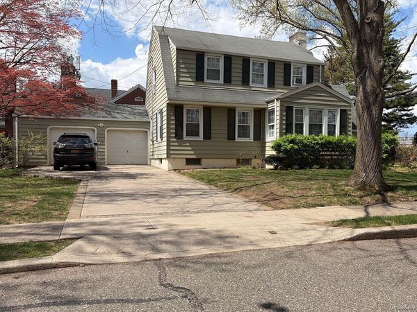 8 Chester Avenue , Garden City, NY 11530