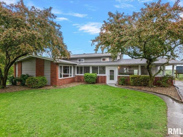 4 EDGEWOOD Drive, Auburn, IL 62615