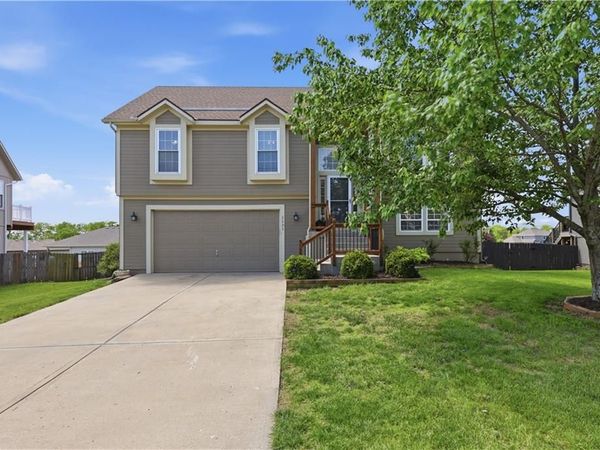 1131 S 12th Street, Louisburg, KS 66053