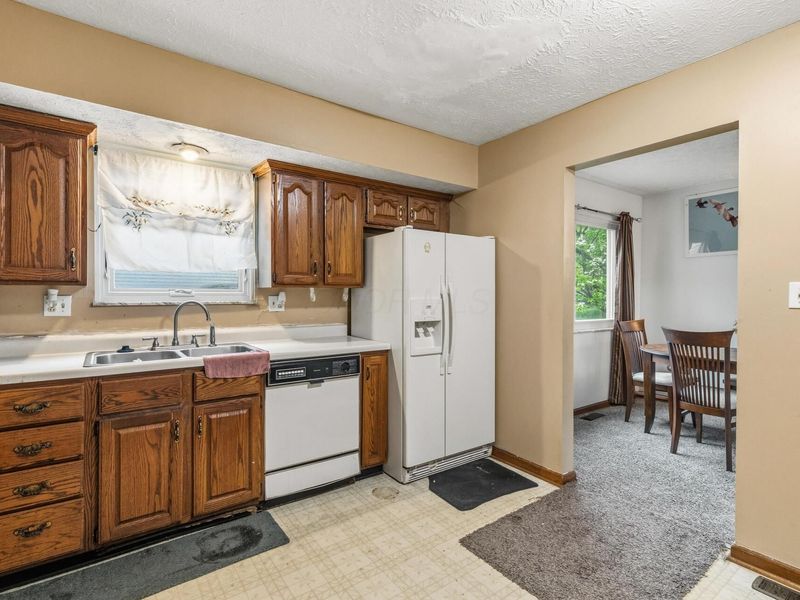 5203 Quincy Drive, Columbus, OH 43232 Photo 10