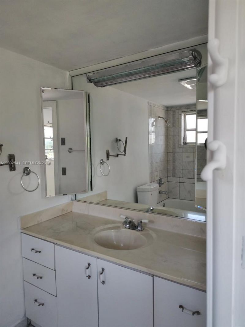 200 NE 12th Ave, Unit 1C, Hallandale Beach, FL 33009 Photo