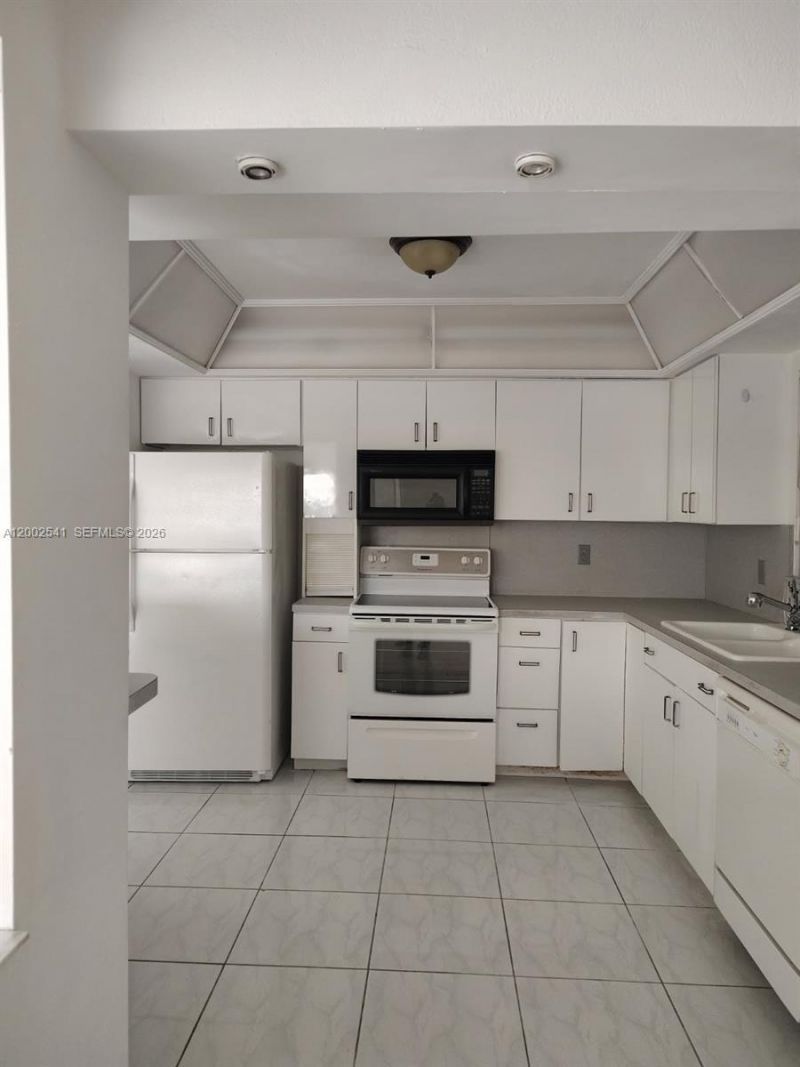 200 NE 12th Ave, Unit 1C, Hallandale Beach, FL 33009 Photo