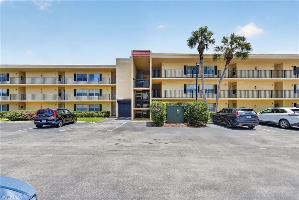 1084 Forest Lakes Dr, Unit 7205, Naples, FL 34105 Photo