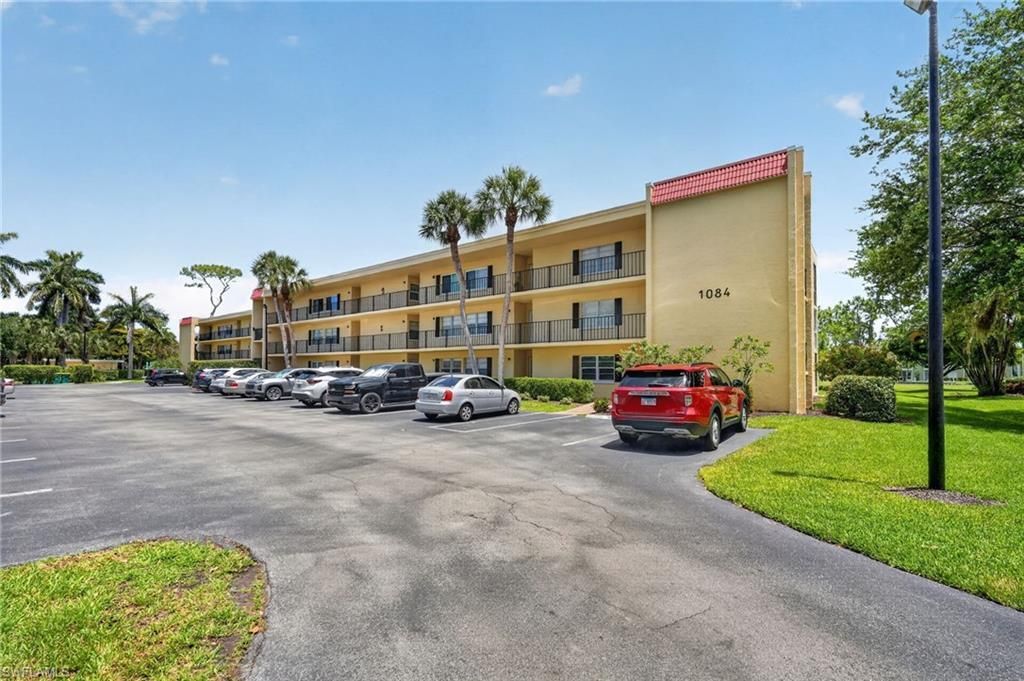 1084 Forest Lakes Dr, Unit 7205, Naples, FL 34105 Photo