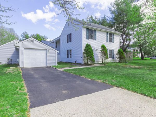 14 Petersburg Ct. , Coram, NY 11727